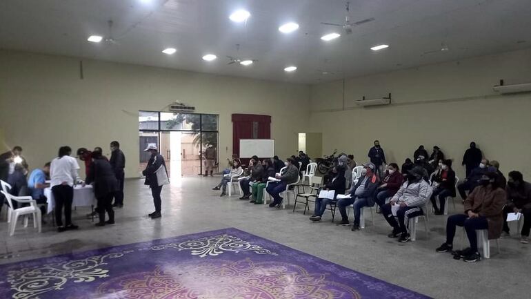 Continúa la vacunación en el salón municipal de Carapeguá. La lluvia obligó a cambiar de local para las personas que no tienen vehículo.