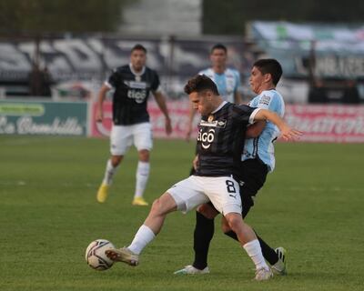 Bautista Merlini trata de llevarse el balón ante la presión de Rosalino Toledo