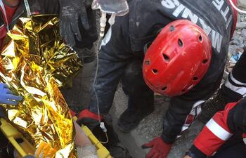 Imagen divulgada por el alcalde de Esmirna, quien informó de esta manera sobre el rescate de la niña.