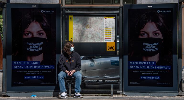 Una persona con mascarilla espera un tranvía en Berlín, Alemania.