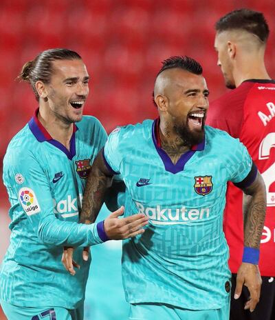 El centrocampista chileno  Arturo Vidal celebra el primer gol de Barcelona   ante el Mallorca con su compañero  Griezmann. (EFE).