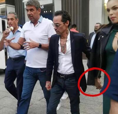 Marc Anthony y Nadia Ferreira tomados de la mano.