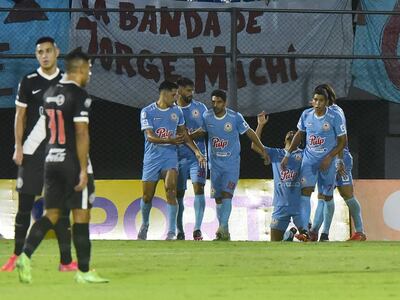 Los jugadores de Resistencia festejan uno de los tantos contra Olimpia en el triunfo 2-1 por la octava jornada del torneo Apertura 2022.
