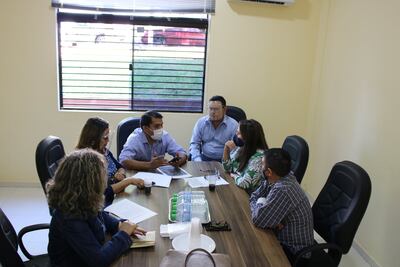 El intendente franqueño Roque Godoy y los concejales Roberto Brizuela, Lucio Vera, Bartola Fernández y Julia Ferreira se reunieron con la senadora Georgia "Nani" Arrúa para comunicar el retraso de las obras complementarias.