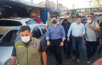 Recorrido de autoridades por el Mercado 4, ayer.