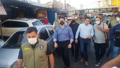 Recorrido de autoridades por el Mercado 4, ayer.