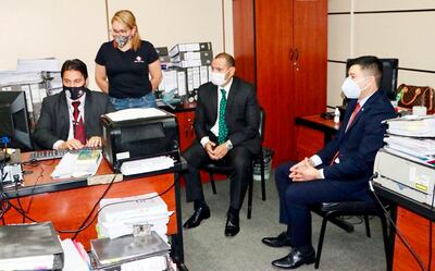 Mario Vega (der.), expresidente del Indert, compareció ayer ante al Fiscalía, asesorado por su abogado, Roberto Zappatini.