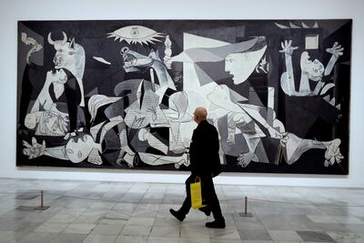 Fotografía de archivo fechada el 3 de abril de 2017 donde se observa la obra "Guernica" de Picasso, durante una exposición en el Museo Reina Sofía, en Madrid (España). El icónico tapiz del "Guernica" de Picasso volvió a ser colocado a la entrada del Consejo de Seguridad de la ONU un año después de que fuera retirado tras haber sido reclamado por su propietario, un miembro de la familia Rockefeller, informó este sábado la organización.