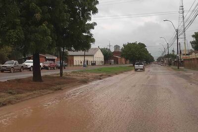 Avenida céntrica de Filadelfia tras la lluvia.
