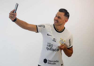 Ángel Romero, 30 años, se saca una selfie durante su presentación en el Corinthians.