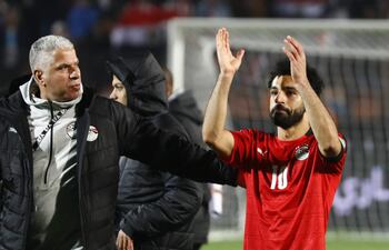 Mohamed Salah despidiéndose de la afición tras su último partido con Egipto.