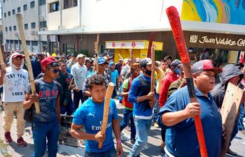 Marcha indigena por el microcentro de la ciudad de Asunción, pidiendo el rechazo del proyecto de ley que plantea aumentar las penas para invasores de tierras