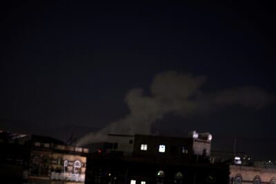 Una columna de humo luego de un ataque aéreo de la coalición liderada por Arabia Saudí en Saná, Yemen, en represalia por el ataque en Abu Dabi.
