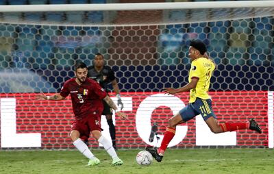 Juan Cuadrado de Colombia disputa el balón con Júnior Moreno de Venezuela durante un partido por el grupo B de la Copa América en el Estadio Olímpico Pedro Ludovico Teixeira en Goiania (Brasil).