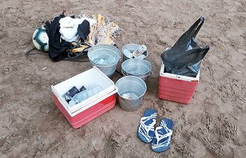 Pelotas, redes, atuendos deportivos y bebidas fueron incautados.