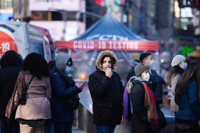 Largas filas para el test de covid en el Times Square de Nueva York.