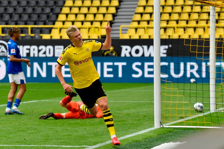 Erling Haaland celebra el primer gol ante el Schalke 04.