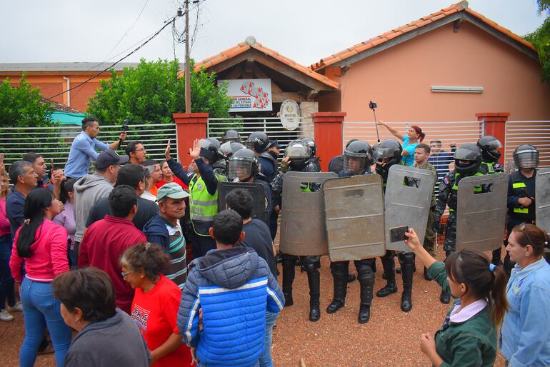 Fuerte contingente policial y pelotón antidisturbios resguardaban la Junta Municipal ante la manifestación de pobladores.