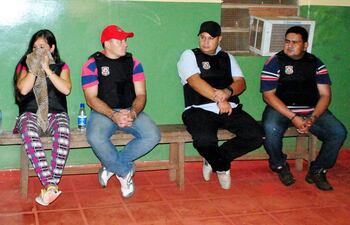 Los policías ahora condenados duran su detención en 2015.