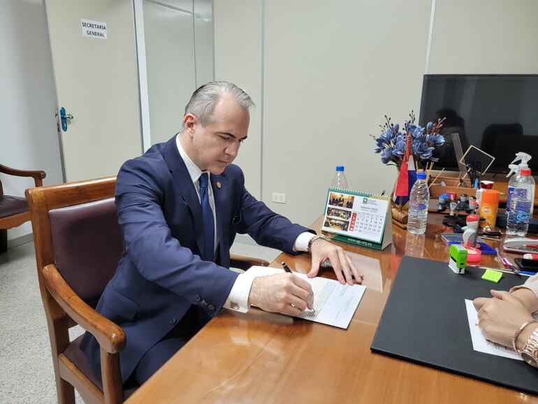 Dr. Fernando Andrés Beconi Ortiz