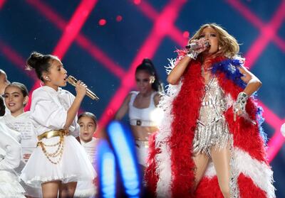 Emme junto a su madre Jennifer López, durante la presentación de la artista en el intermedio de la última edición del Súper Bowl.