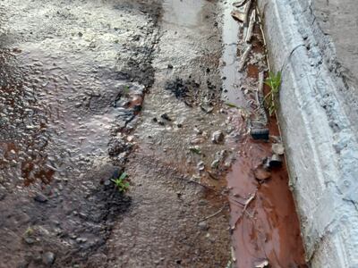 El agua corre y se esparce por dos cuadras aproximadamente