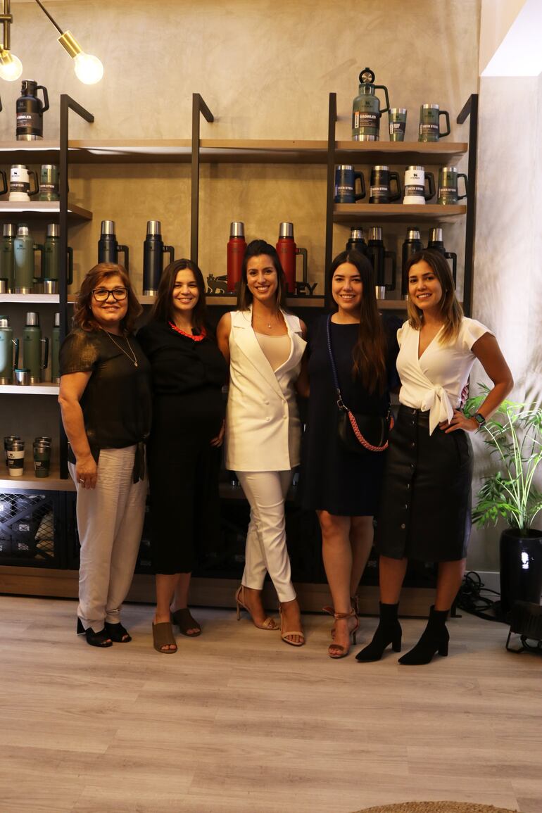 Gloria Zárate, Astrid Butterworth, Grace Johnston, Ilse Jara y Milca Jara, en la apertura de la tienda La Morada.