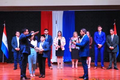 Momento en que el presidente de la junta de la ciudad de Villa Elisa, Sergio Estigarribia, le toma juramento a su hermano Ricardo Estigarribia.