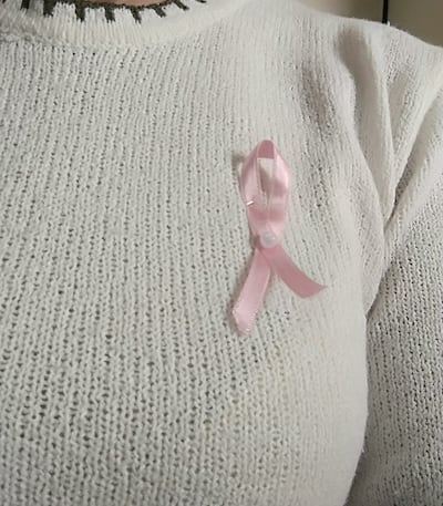 Las mujeres pueden usar desodorantes, no hay contraindicación, opinaron especialistas mastólogos.