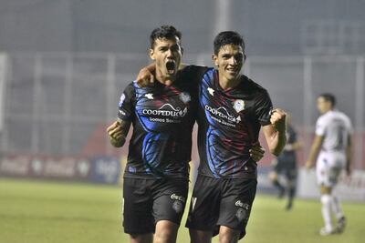 Dos  de las mejores figuras de Guaireña, José Verdún, uno de los goleadores,   y Jorge Núñez, de gran actuación.