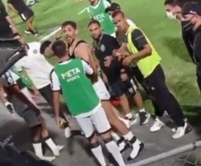 Roque Santa Cruz, señalando hacia la Preferencia después de recibir insultos de los hinchas de Olimpia.