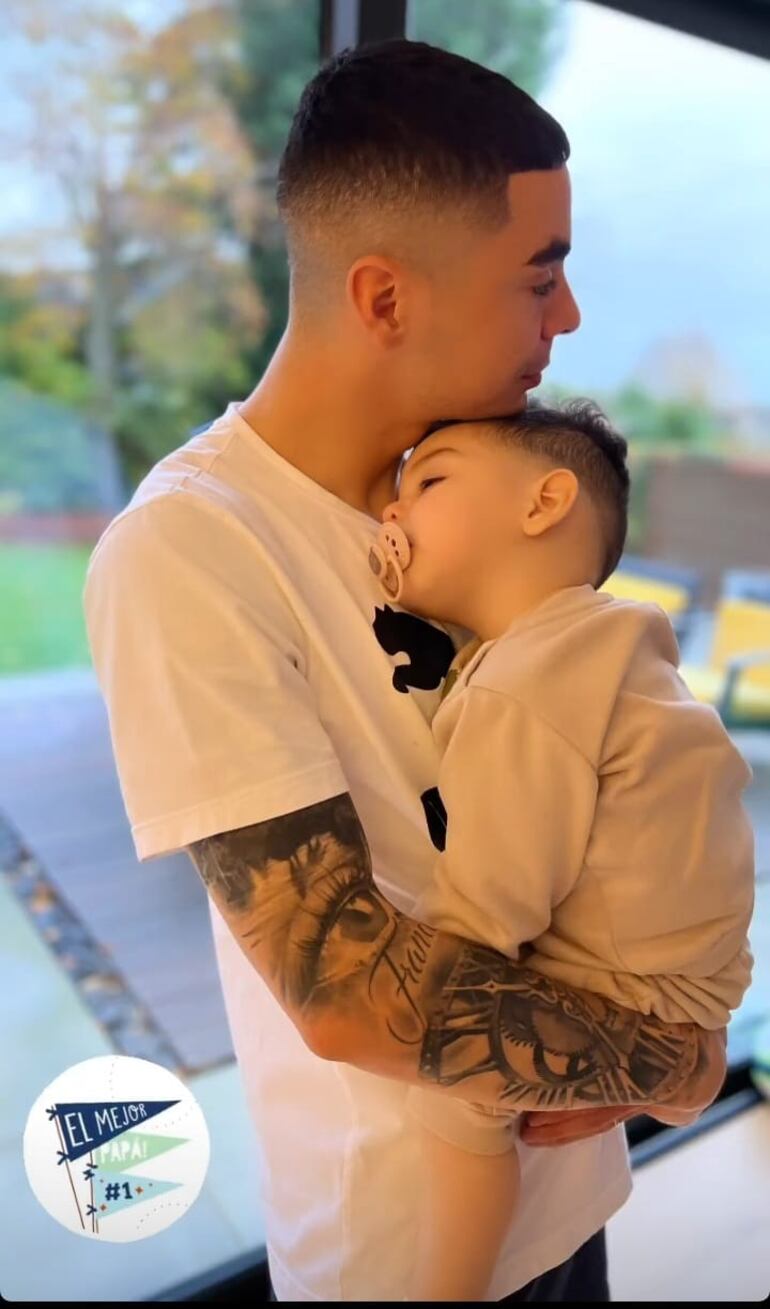 Así de cansado terminó Francesco Almirón luego de ayudar a sus papis en la tarea navideña. (Instagram/Alexia Notto)