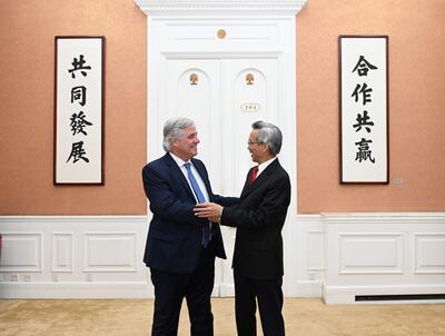 Fotografía cedida hoy por el Ministerio de Relaciones Exteriores de Uruguay que muestra al canciller Francisco Bustillo (i) mientras saluda al presidente de la Asociación de Amistad del Pueblo Chino con el Extranjero, Lin Songtian, durante una reunión en Pekín (China). Uruguay quiere transformar en "nuevos instrumentos y beneficios tangibles para ambos pueblos" su confianza en China, dijo este lunes Bustillo en un acto oficial durante la visita que realiza estos días al gigante asiático. (EFE)