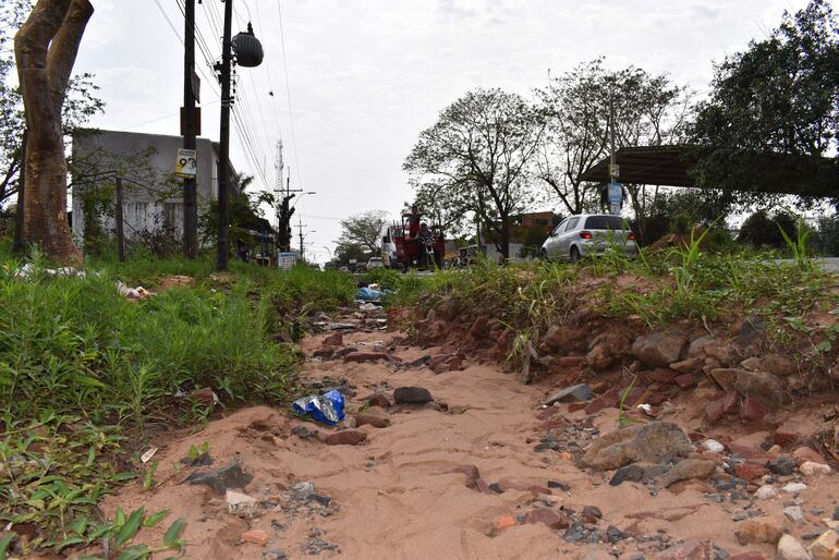 En estas condiciones se encuentra la banquina de la calle Cadete de Boquerón, vía que comunica con la Ruta PY01.