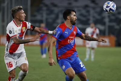 En el partido de ida de Chile, Alberto Espínola mira fíjamente el balón   intentando controlarlo ante la presión de  Franco Bechtholdt.