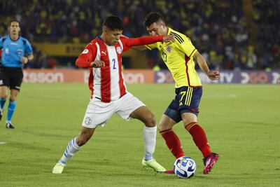 Andrés Salazar (d) de Colombia disputa un balón con Alan Nuñez de Paraguay hoy, en un partido de la fase final del Campeonato Sudamericano Sub'20 entre las selecciones de Colombia y Paraguay en el estadio El Campín en Bogotá (Colombia).