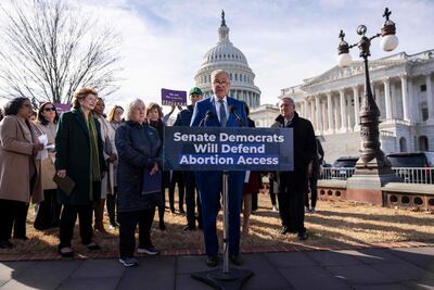 El líder de la mayoría en el Senado Leader Chuck Schumer habla durante la conferencia de prensa sobre el derecho al aborto.