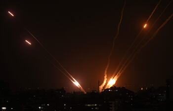 Disparos desde la ciudad de Gaza hacia Israel el 13 de mayo de 2023. Los ataques aéreos israelíes azotaron Gaza nuevamente el 13 de mayo en respuesta al lanzamiento de cohetes de los militantes cuando se reanudaron los combates mortales después de una noche de relativa calma, a pesar de los esfuerzos por asegurar una tregua.