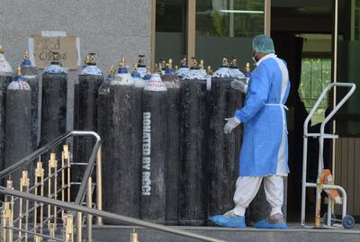 Bombonas con oxígeno en un hospital de Pakistán. La demanda de oxígeno se ha disparado por la pandemia del covid-19.