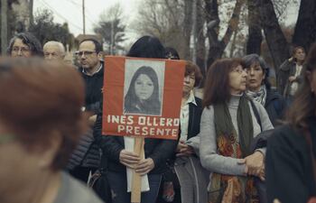 Una patrulla militar detiene un autobús de la línea 187, que conectaba el barrio porteño de Chacarita con la localidad bonaerense de José León Suárez. Es la noche del 19 de julio de 1977 y el miedo impregna el ambiente.