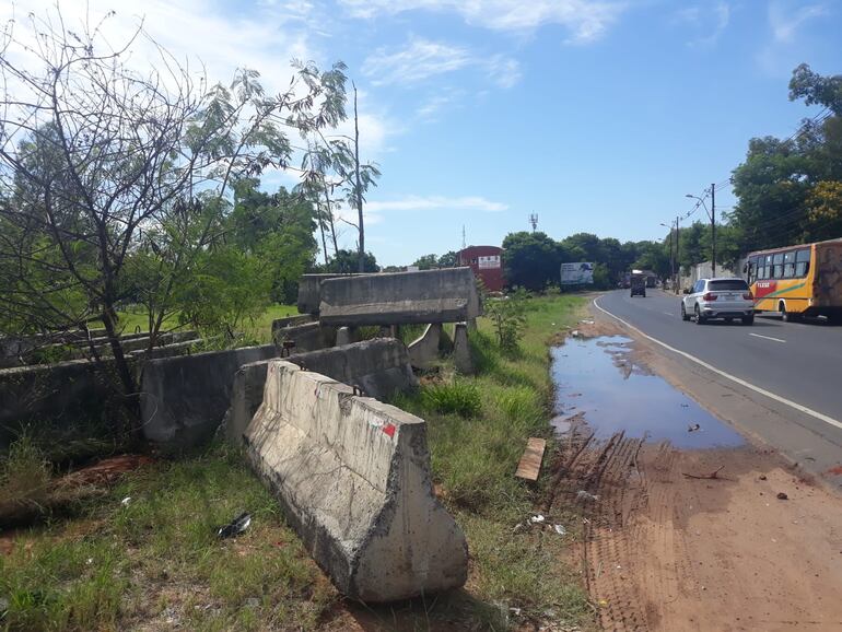 Restos de bloques de concreto fueron dejados en el predio donde una vez fue la Plaza del Agrónomo.