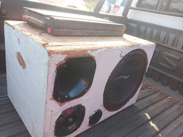 La caja acústica, el amplificador y otros objetos que fueron recuperados.