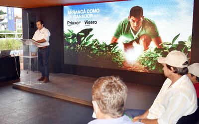 El Ing. Agr.  José Sánchez, coordinador de desarrollo técnico de BASF  Paraguay,  durante la presentación de los nuevos productos.