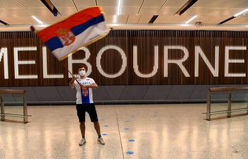 Un fanático de Novak Djokovic ondea la bandera de Serbia en Melbourne, en señal de protesta (AFP).