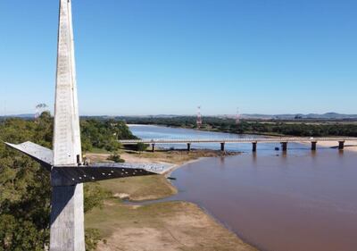 En primer plano, la cruz de Cristo de 31 metros y 20 centímetros erigida sobre el muelle en la costanera de Villa Florida.