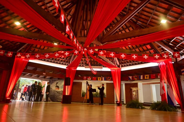El salón del Convenciones Mariscal fue ambientado con banderas que representan a Suiza y también actuó el dúo de Sonidos de la Tierra, copuesto por Alexandra Britos y Juan Ayala.