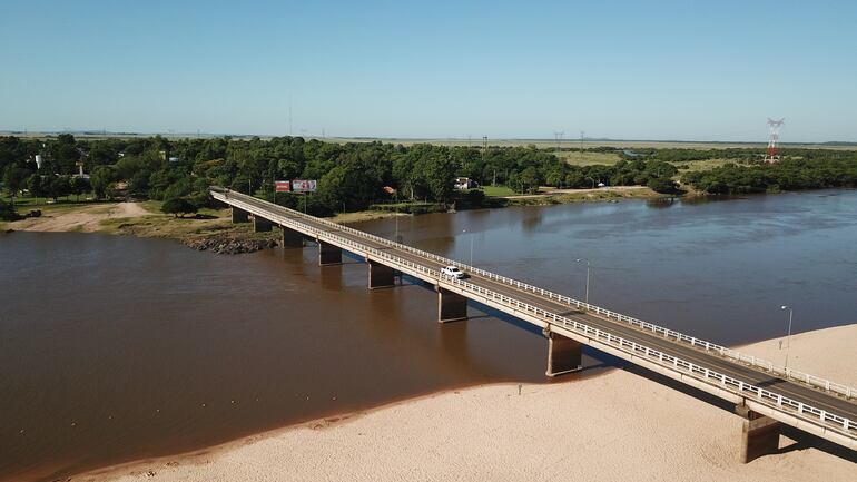 Puente sobre el río Tebicuary en Villa Florida, acceso norte al departamento de Misiones.