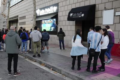 Aficionados argentinos siguen la final del Mundial de Qatar 2022 entre Argentina y Francia, este domingo en Barcelona.