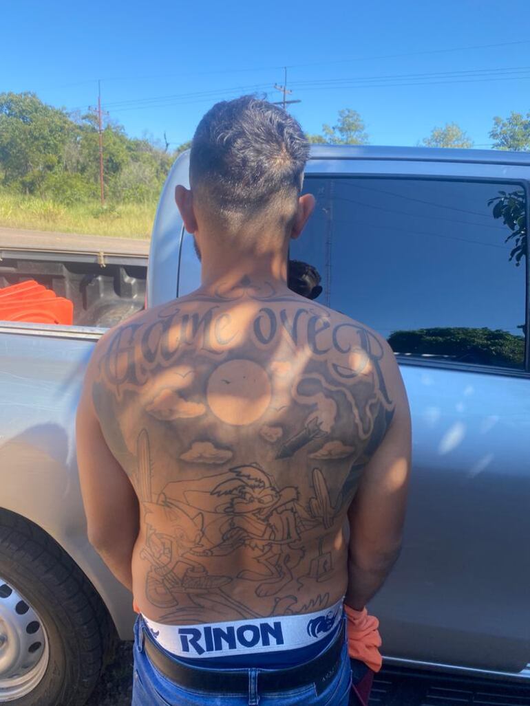 Tatuajes del supuesto soldado del PCC  Matheus Coura Viera. (gentileza).