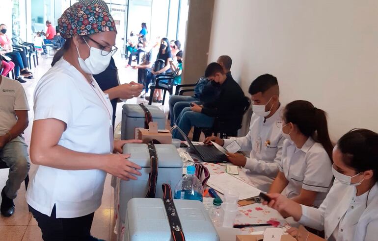 Las brigadas también están en los supermercados, donde se entregan kits de alimentos a los dosificados.